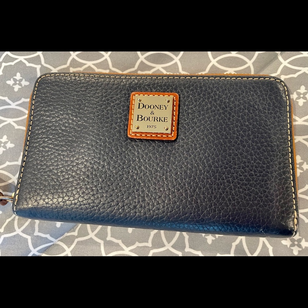 Dooney & Bourke 3/4 zip wallet